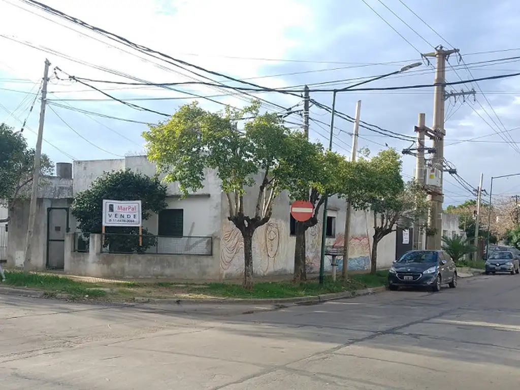 VENDO 2 CASA SOBRE LOTE DE 10 X 31 EN ESQUINA 1 DE 2 AMB. 52 M2 OTRA DE 5 AMB. 137 M2 EN BOULOGNE