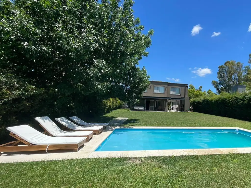 Casa en alquiler en Barrio Santa María de los Olivos