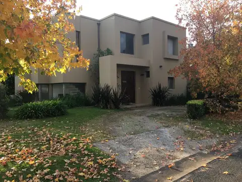 Hermosa casa en Barrio Privado Villa Olivos km35 Ramal Pilar