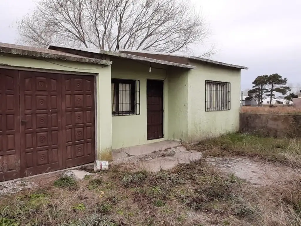 2 casas de 3 ambientes, 1 con garage cerrado y otra con parrilla y lavadero tipo quincho.