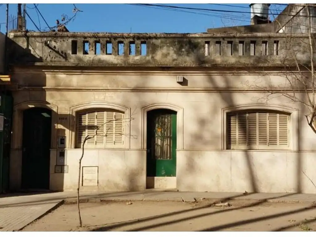 RETASADA ATENCION CONSTRUCTORAS  SE VENDE CASA A RECICLAR. ZONA HOSPITAL  NIÑOS VICTOR J....