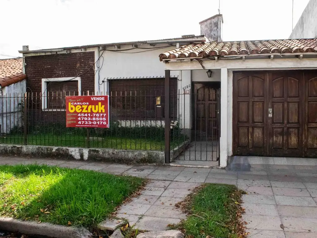 Casa de 3 ambientes con cochera en  venta Martínez