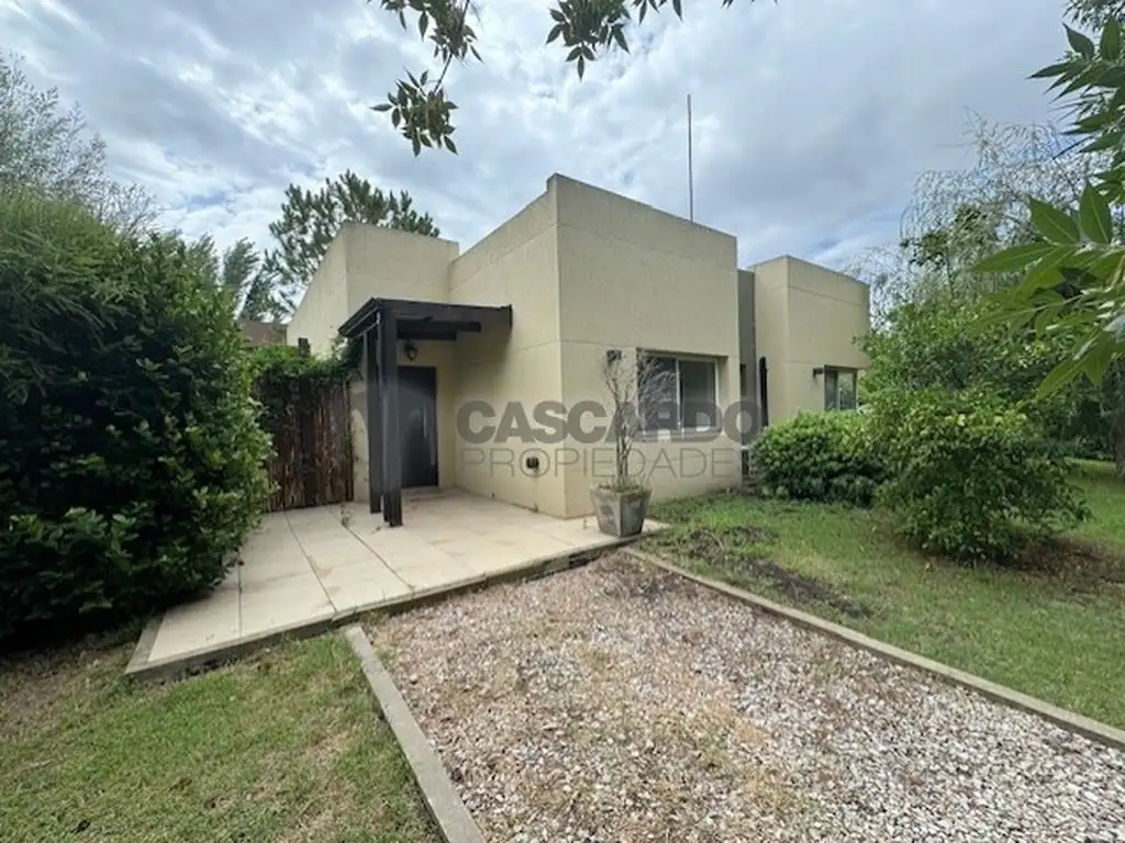 Casa de 4 ambientes con piscina en Barrio El Lauquen Club de Campo