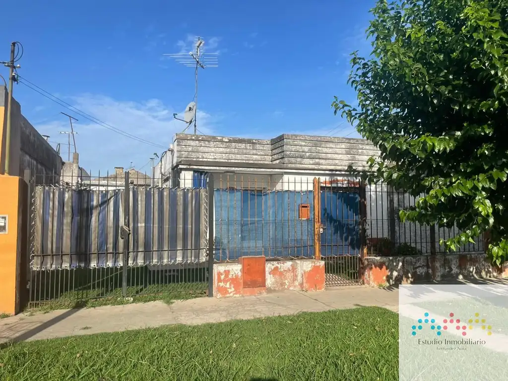 Casa en venta de 2 dormitorios c/ cochera en Lomas de Zamora