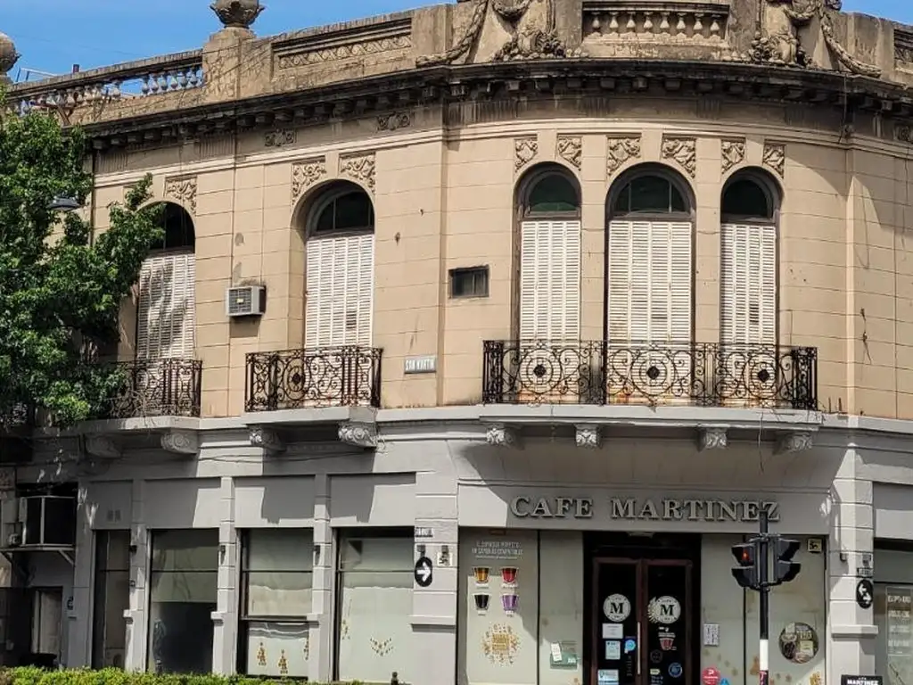 Amplia casa en planta alta, destinada al uso profesional.