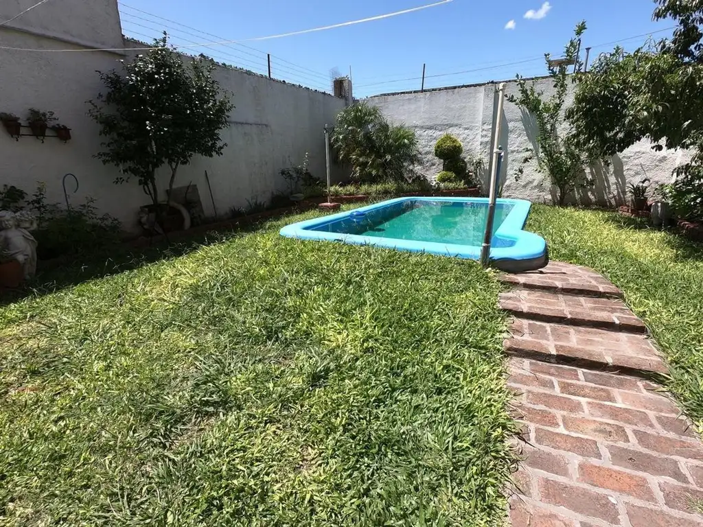 Venta Casa con LOTE PROPIO 8,66x35 -  C/ Jardin Y Pileta En Parque Avellaneda