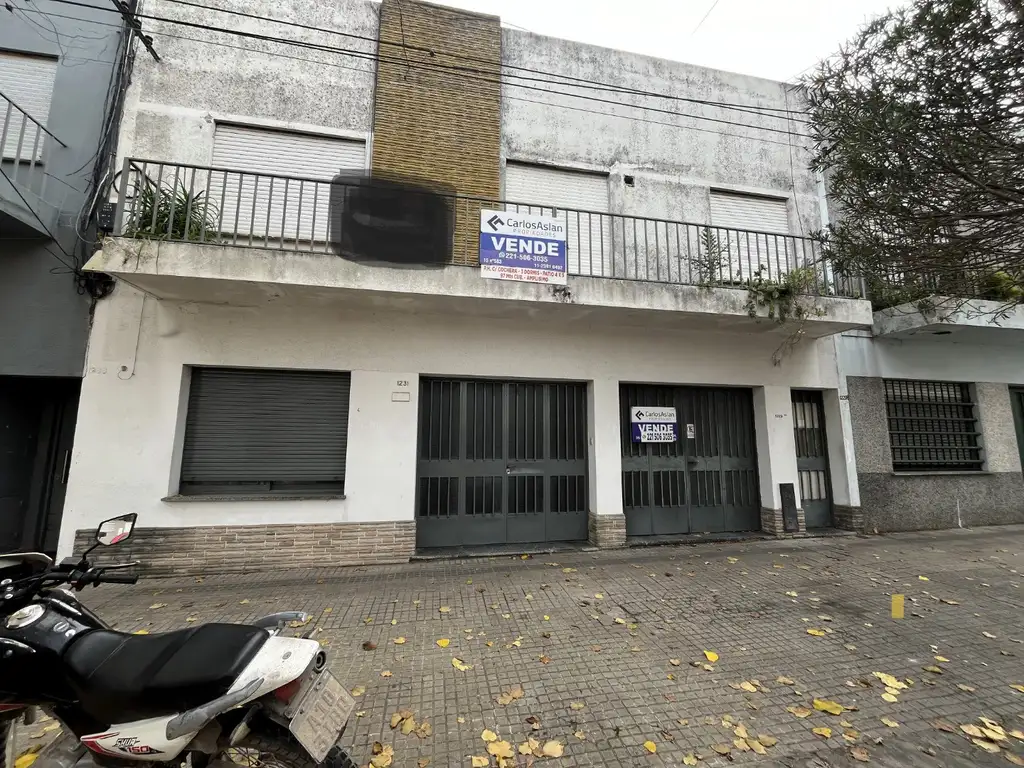 Casa en P.H , en planta alta , con cochera cubierta y patio, a modernizar, amplisima