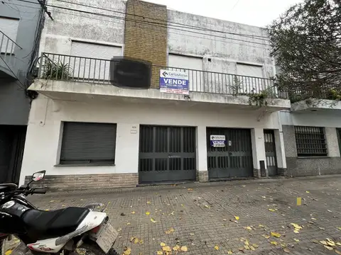 Casa en P.H , en planta alta , con cochera cubierta y patio, a modernizar, amplisima  