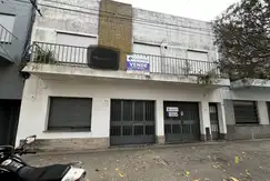 Casa en P.H , en planta alta , con cochera cubierta y patio, a modernizar, amplisima !!!!