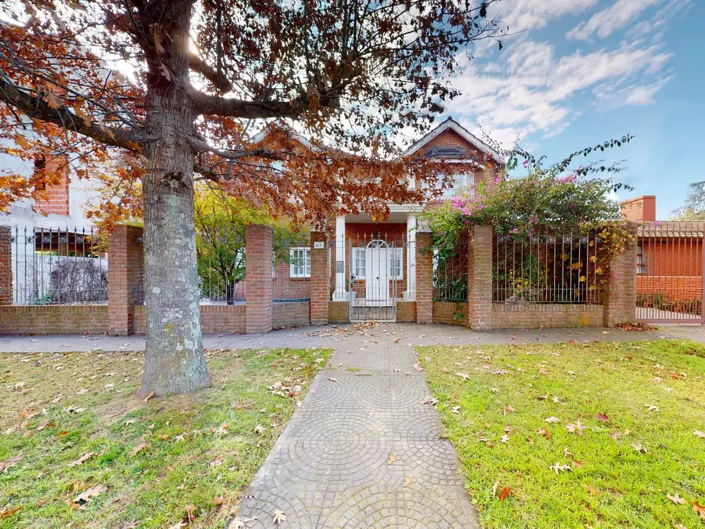 Casa Venta 23 años 7 ambientes, 2 cocheras, 915m2, 15 A Entre 474 Y 476