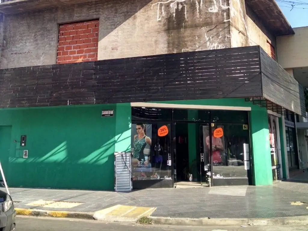 *LOSA DE 3 PLANTAS EN IMPORTANTE ESQUINA AV. MAYO *CADA LOSA TIENE 7,50 X 8,40 *TOTAL 200 M2 CUB.