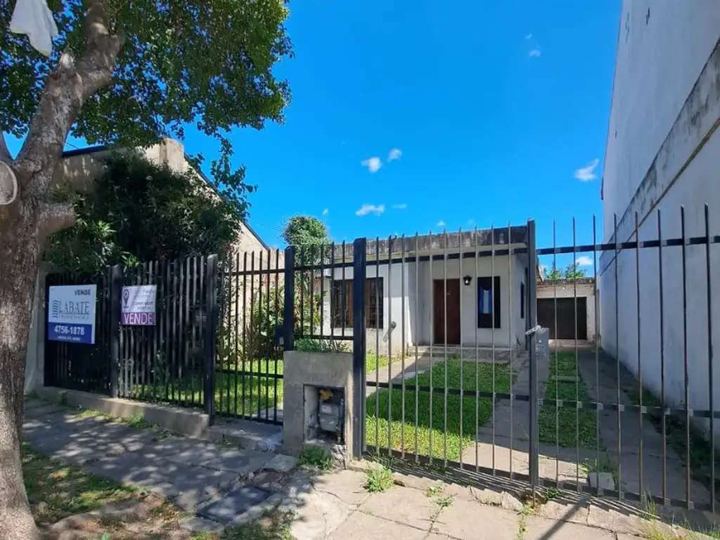 Casa de 3 Ambientes, a dos cuadras del centro comercial.