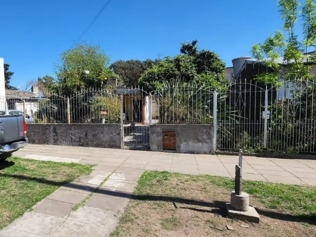 CASA A RECICLAR DE 3 AMBIENTES SOBRE LOTE DE 16.6X30