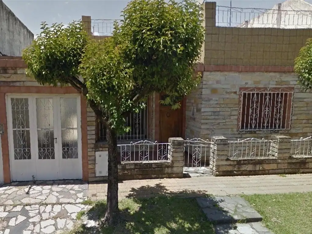 NUEVO PRECIO - CASA - 4 ½ AMB - LOTE 10X40 - EXTENSO FONDO LIBRE - A REMODELAR