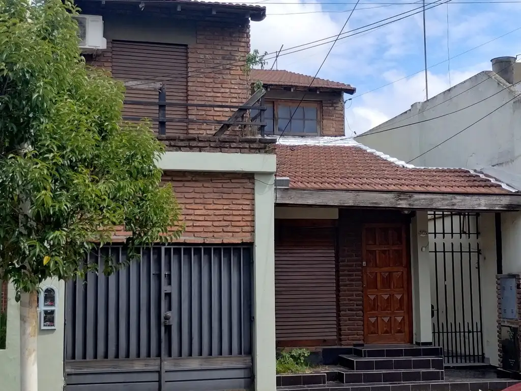 casa al frente en ph de 4 ambientes,2 baños, garage. Apto Credito.