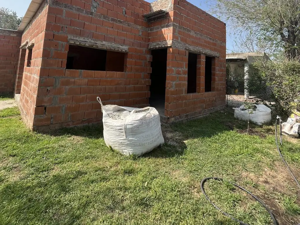 TERRENO CON CASA A TERMINAR