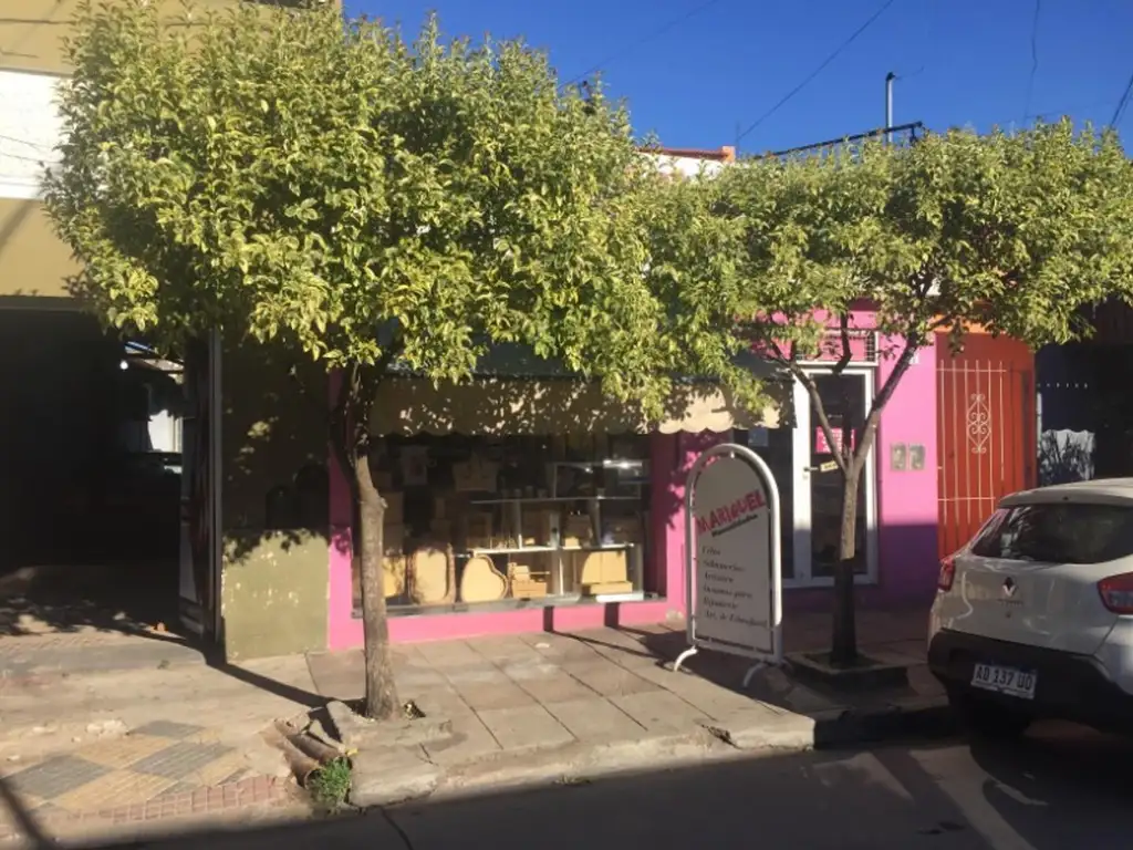 CASA CENTRICA CON LOCAL AL FRENTE EN VENTA