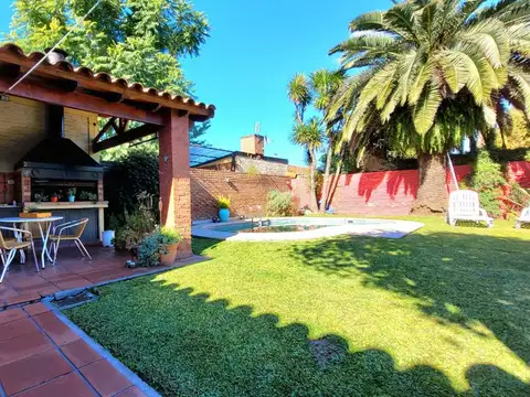 CASA 4 AMBIENTES EN VENTA JARDIN PILETA COCHERA