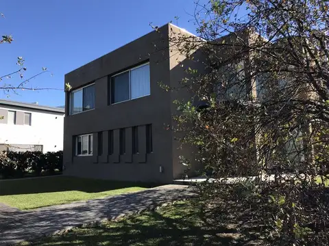 Venta con renta, excelente casa 4 ambientes, family, sótano y piscina en Ayres de Pilar. - Foto 0