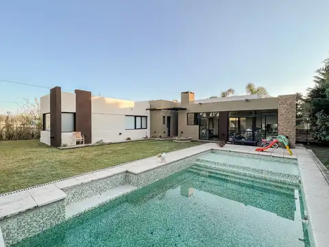 Casa en Venta - 3 dormitorios - USD 300.000