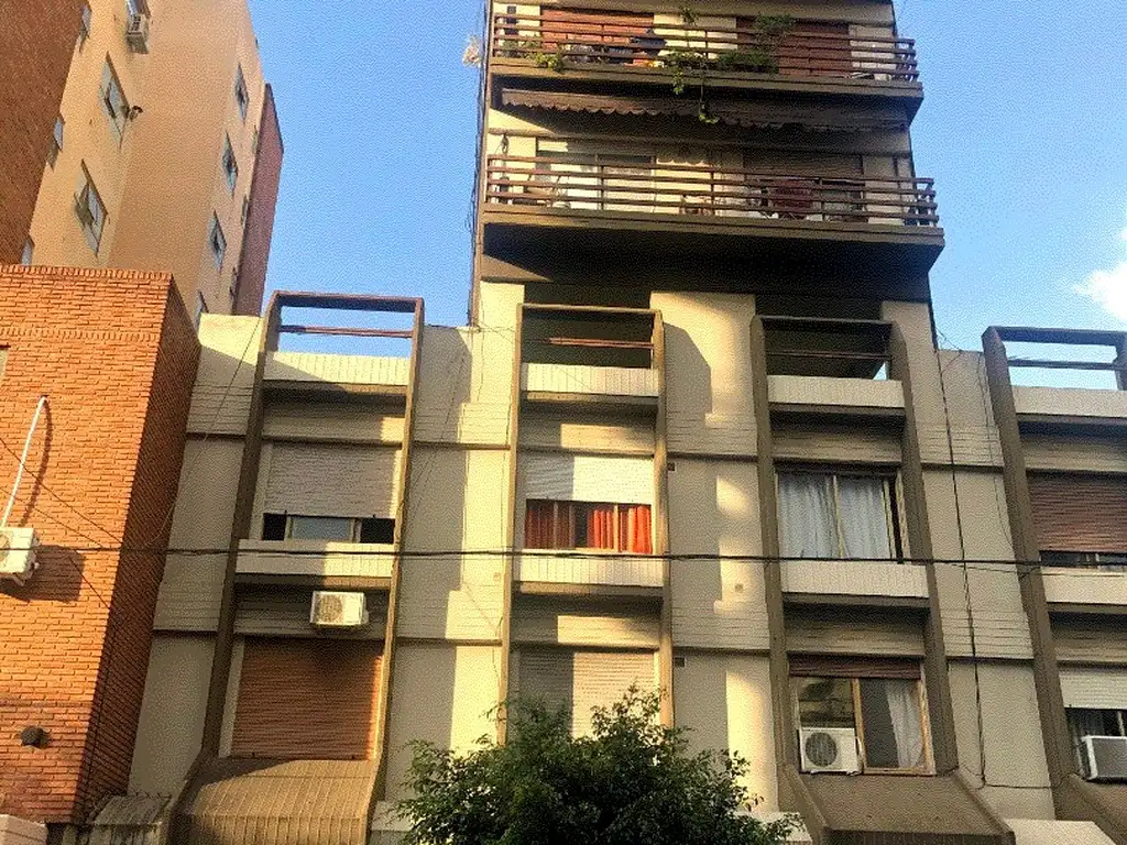 Cochera cubierta en centro de Villa Ballester.