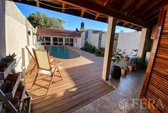 Venta casa 6 ambientes con cochera, galería, piscina y quincho en Villa Dominico (28060)