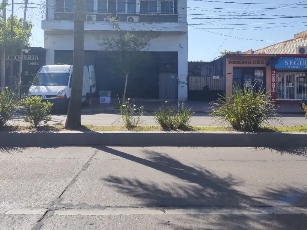 EXCELENTE depósito , con amplias oficinas,cocina sala de esparcimiento, sanitarios