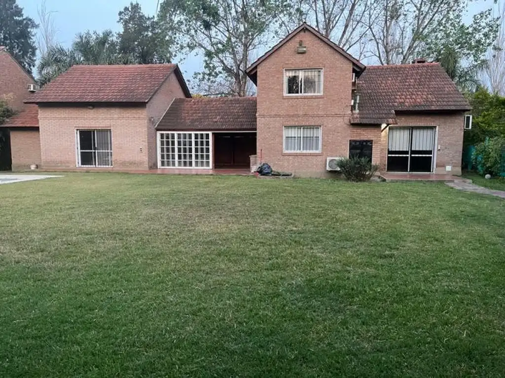 ALQUILO. EXCELENTE CASA EN FISHERTON.