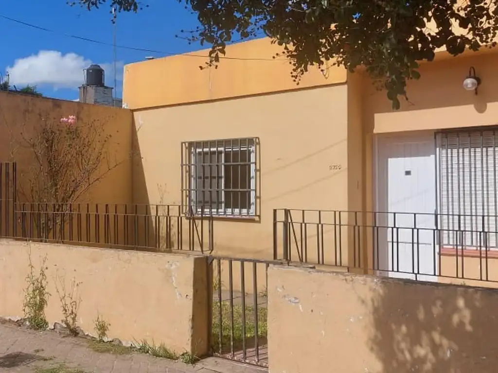 CASA EN VENTA CON COCHERA PARA VARIOS AUTOS