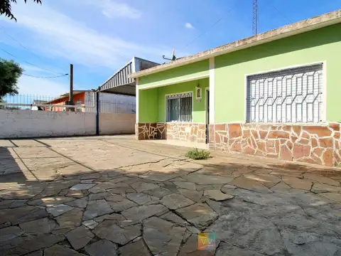 Venta de casa con 2 apartamentos en Las piedras