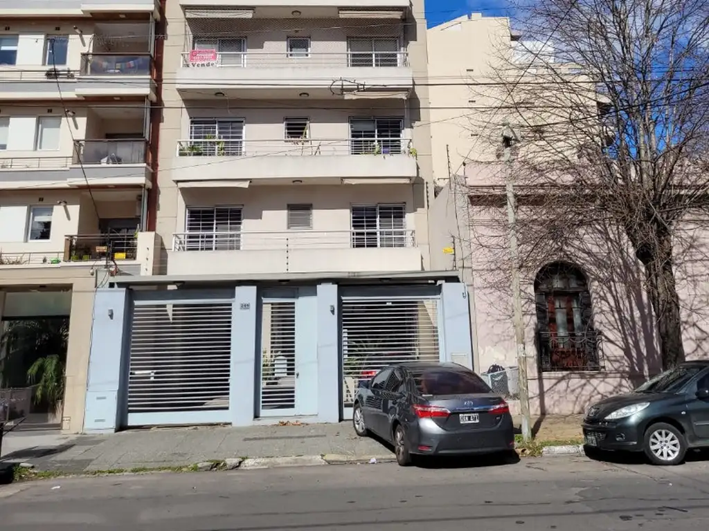 DEPARTAMENTO DE 3 AMBIENTES CON COCHERA EN VENTA EN QUILMES CENTRO.