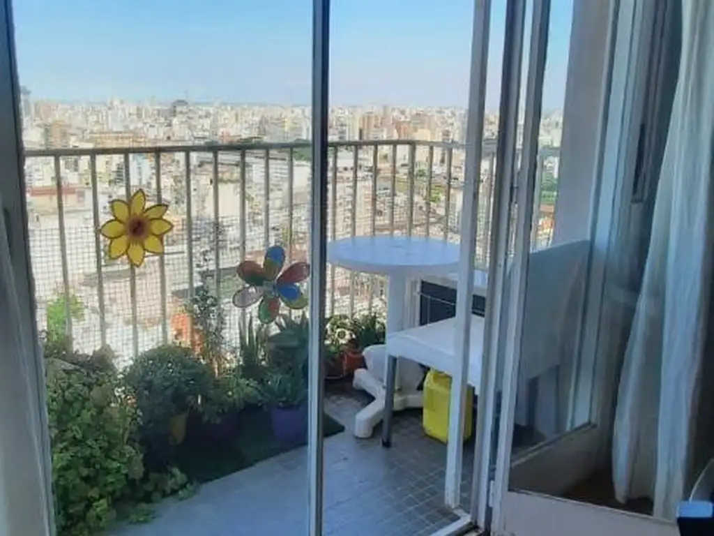 Departamento 3 ambientes al frente con balcón. Venta Almagro