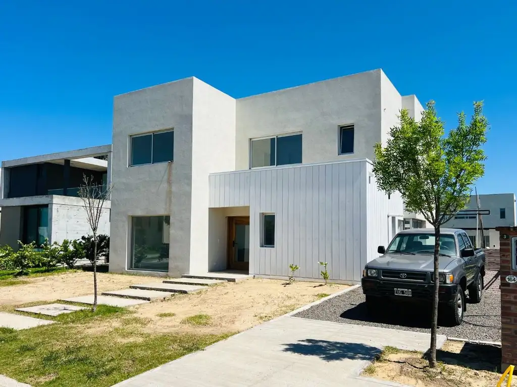 Venta casa 4 hab + escritorio 220m2 Carpinchos