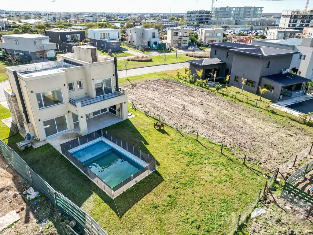 Casa en venta sobre lote interno en Puertos Barrio Araucarias