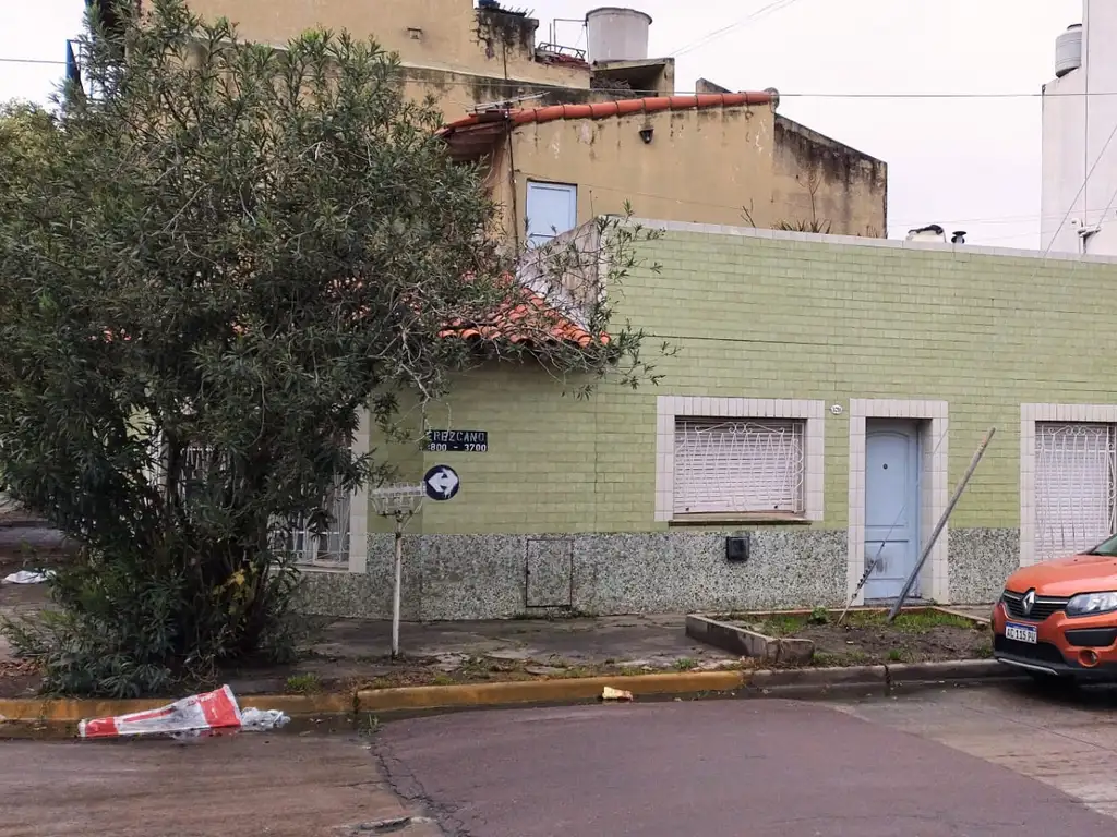 CASA SOBRE ESQUINA DE 4 AMBIENTES, CON GARAGE Y TERRAZA, LANUS.