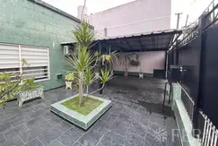 Venta casa 3 ambientes con cochera y patio en Bernal Oeste (30011)