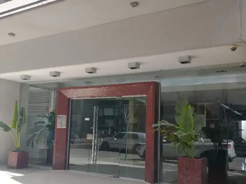 EXCELENTE DEPARTAMENTO DE 3 AMBIENTES AL FRENTE CON BALCÓN Y COCHERA FIJA CUBIERTA