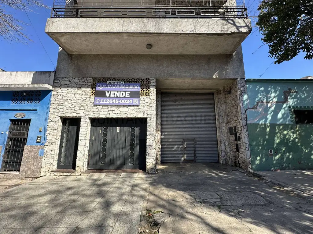 Venta de departamento con galpon en Pompeya