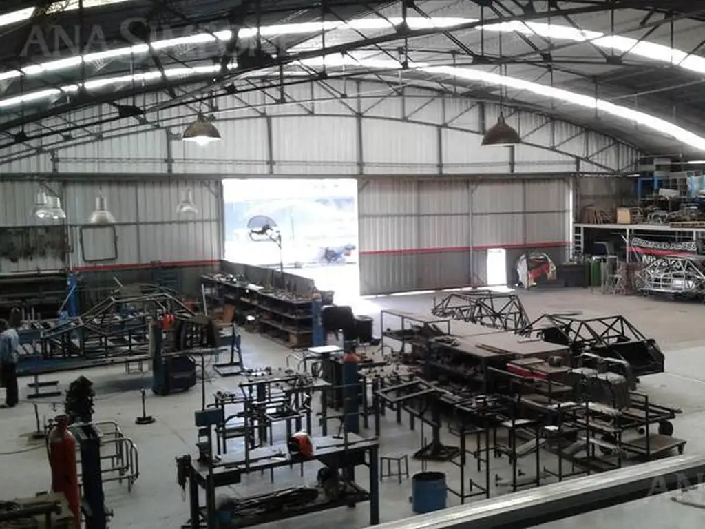 Excelente Nave Industrial de 1.340 m2 sobre Terreno de 3.500 m2 en Zona IP