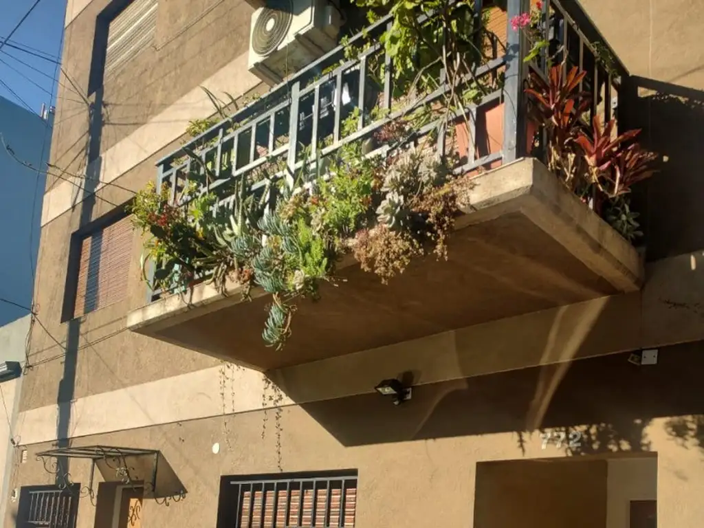 Tipo Casa 3 Ambientes al Contrafrente con Patio Parrilla Terraza y dos Baños