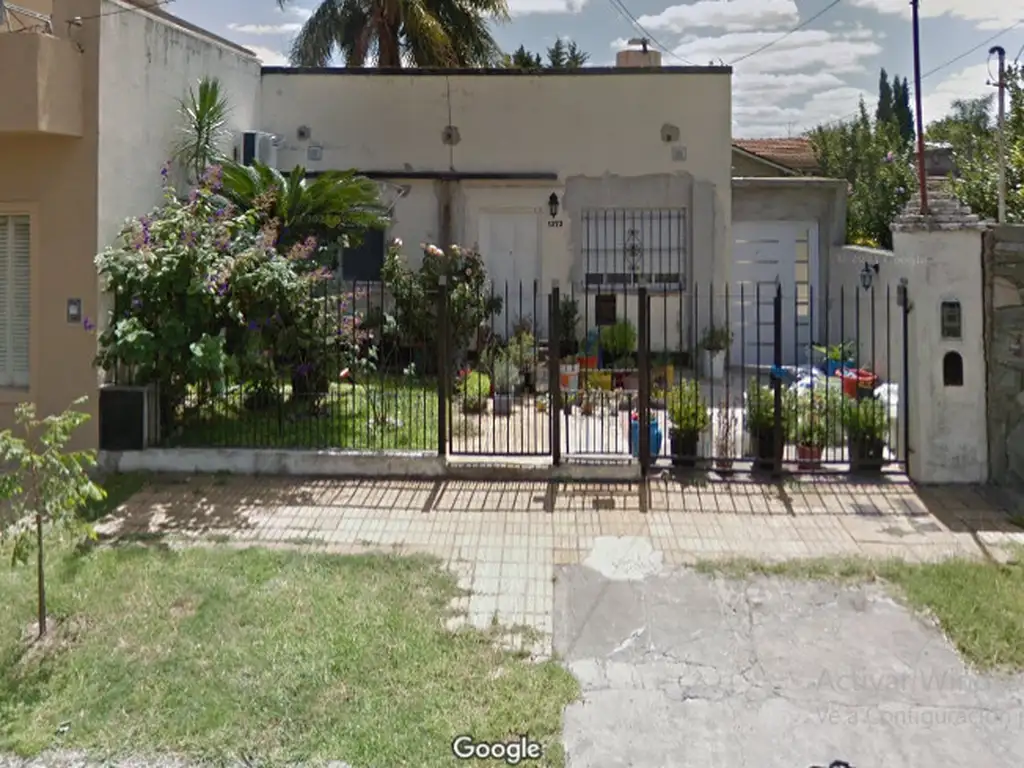 Lote de  8.66x37 con vivienda a Refaccionar