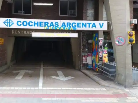 Cochera de facil acceso al Centro sobre  Bv Chacabuco