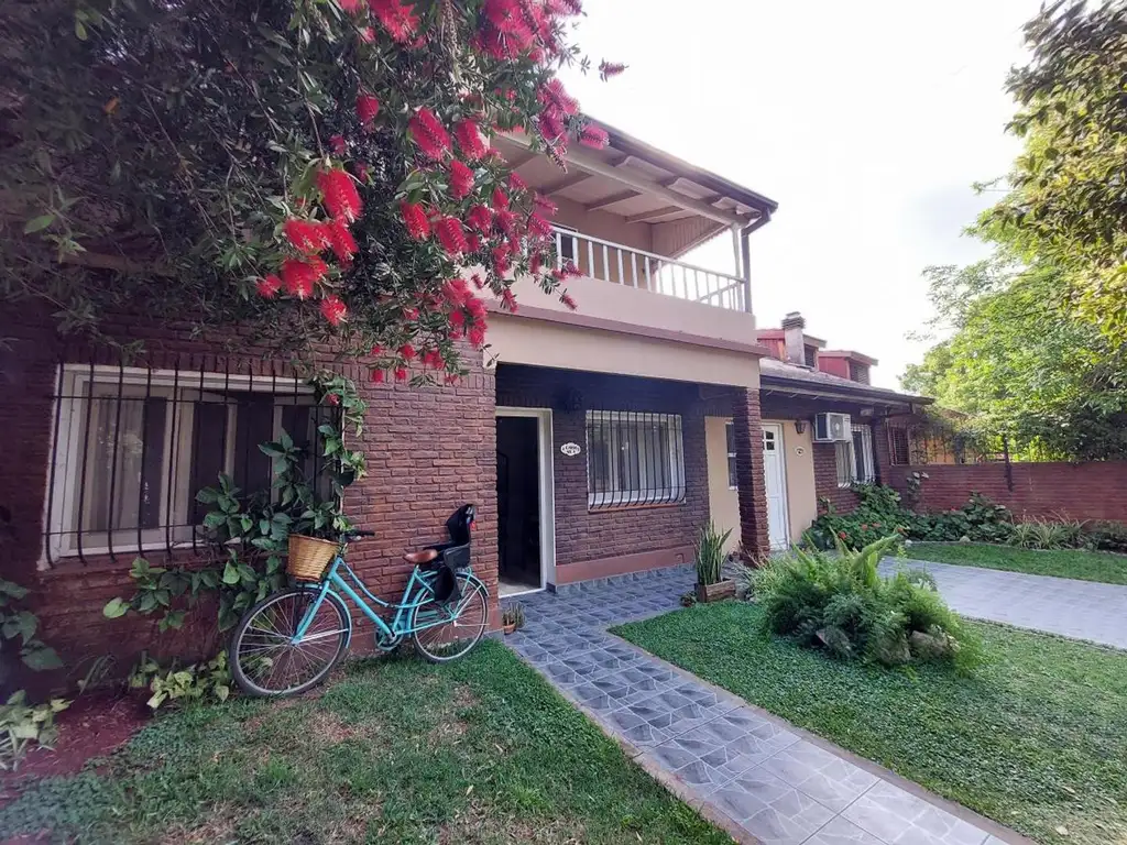 APTO A CRÉDITO Villa Udaondo -Casa en venta tres dormitorios