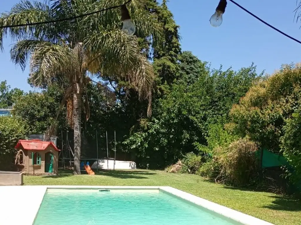 NUEVA   CASA CON TERRENO AMPLIO Y PILETA DE NATACION