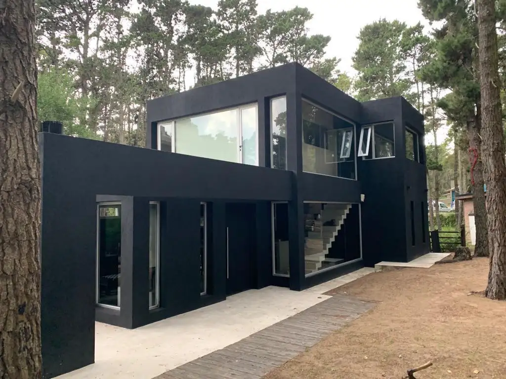 Moderna casa en bosque de Mar Azul