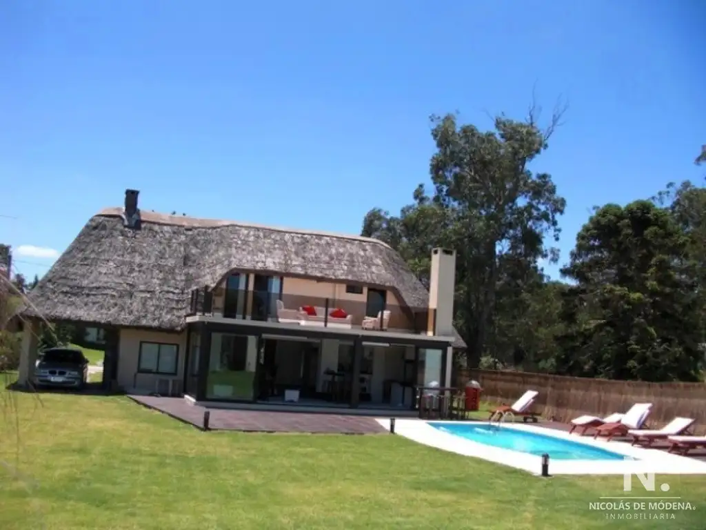 Cabaña de 4 dormitorios y piscina cerca del mar, Pinares, Punta del Este