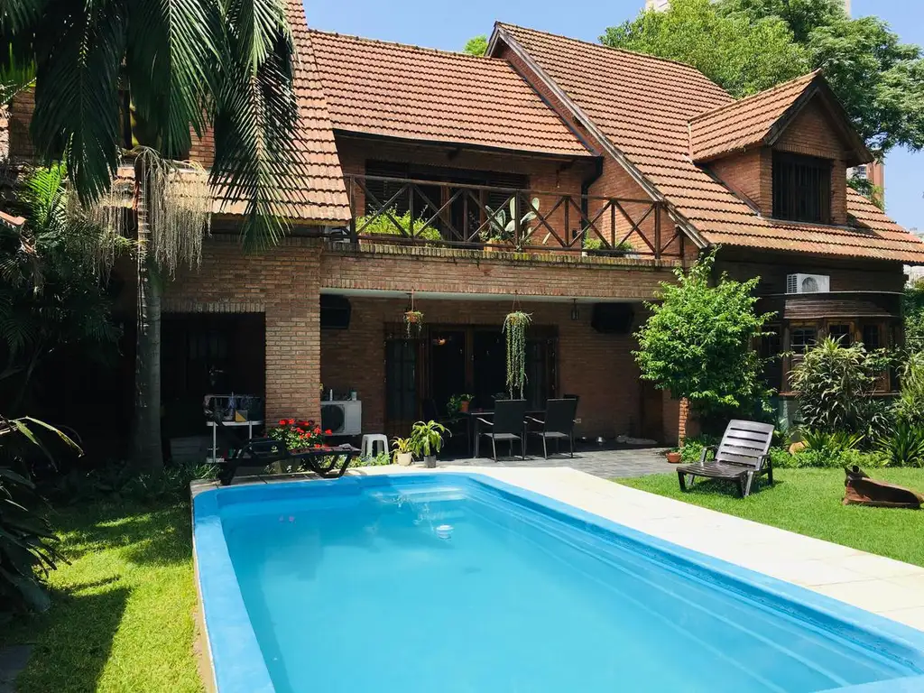 Gran Chalet en Venta 5 Ambientes Jardín Arbolado Piscina Beccar