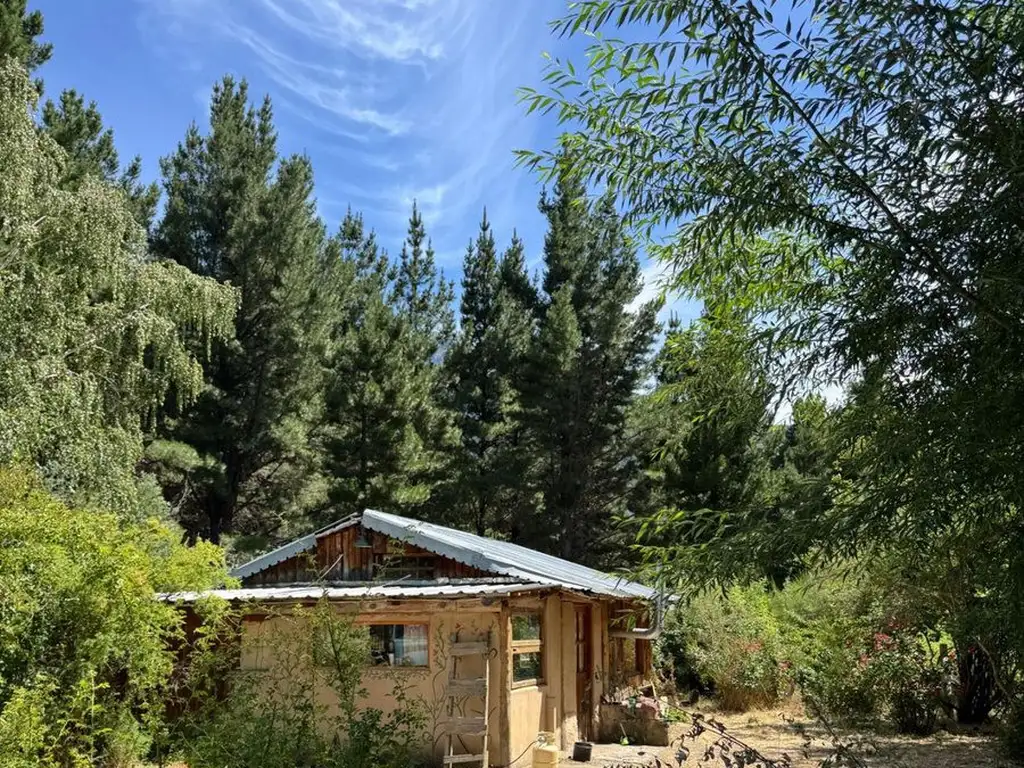 Propiedad con construcciones en Lago Epuyén