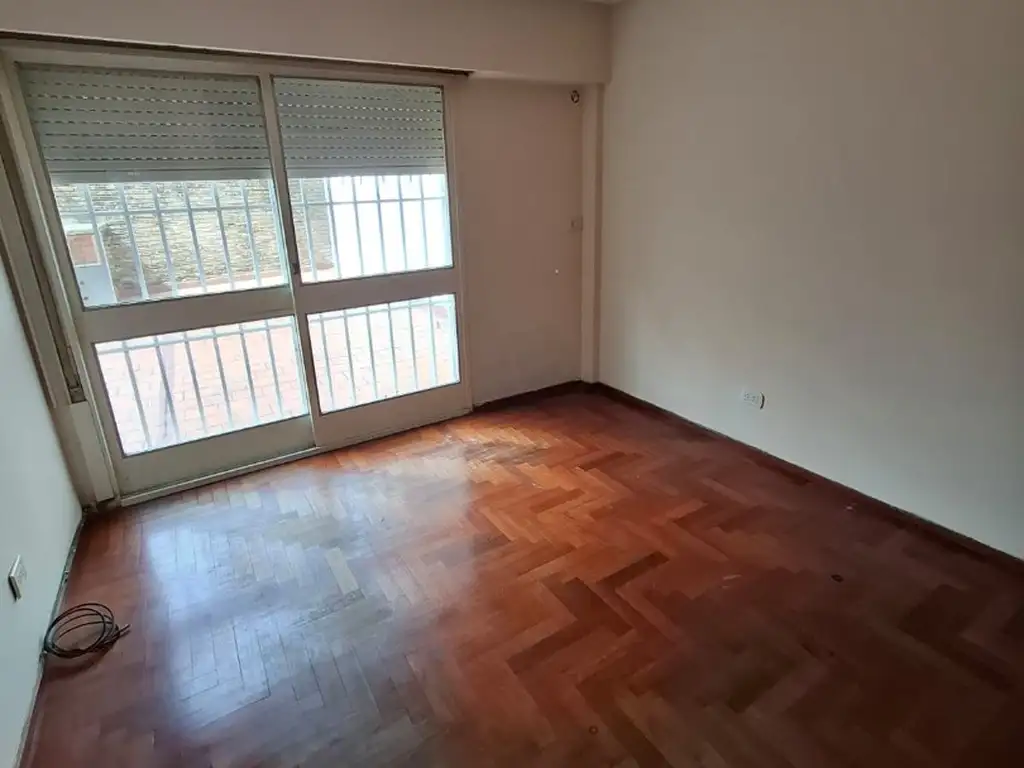 UN DORMITORIO CON PATIO