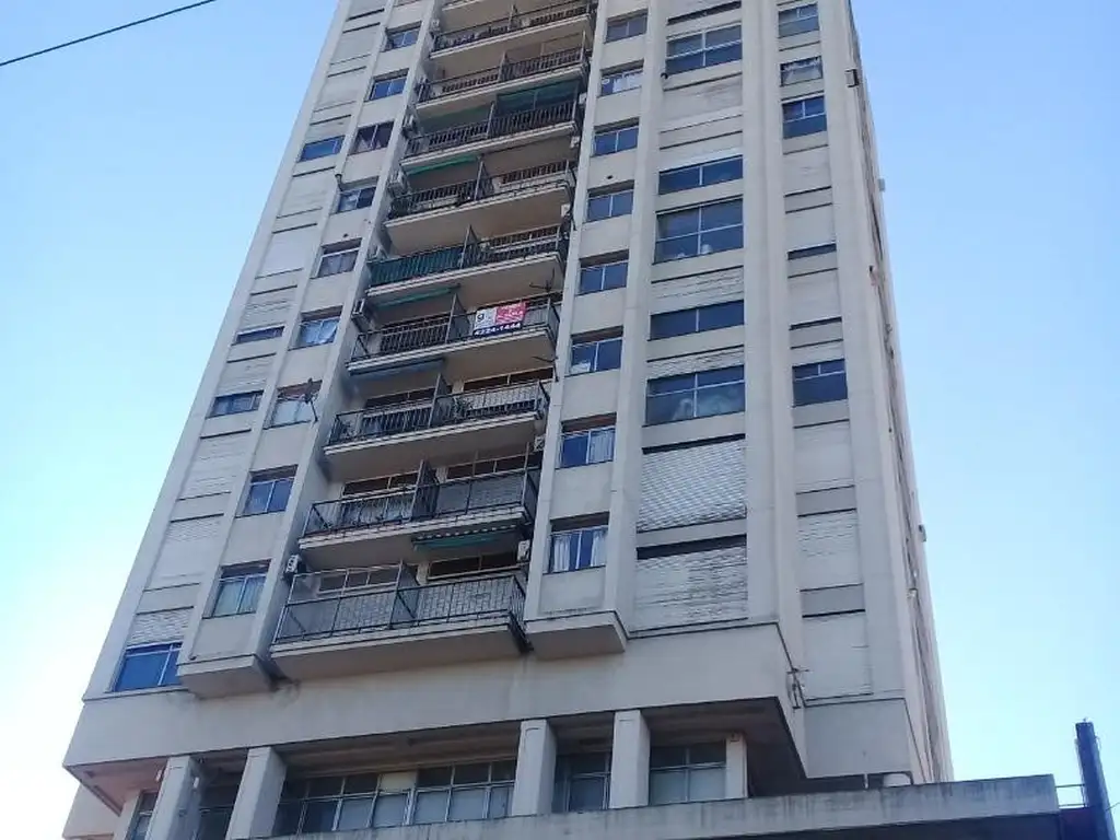 Venta. Depto 3 amb c/ balcón. Al fte. Quilmes ctro.